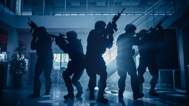 Silahlı SWAT Polisleri Maskeli İtfaiye Ekibi Masa ve Bilgisayarlı Karanlık Ele Geçirilmiş Ofis Binası 'na baskın düzenliyor. Tüfekli askerler ilerleyin ve etraflarını sarın..