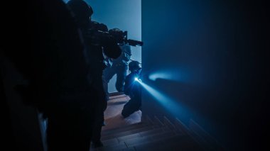 Maskeli Özel Tim Polis Memurları Bir Ofis Binasının Koridorunda Merdivenlerden Çıktı. Tüfekli ve fenerli askerler İlerleyin ve etraflarını sarın..