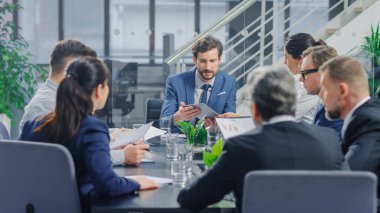 Modern Kurumsal Ofis Toplantı Odasında: Çeşitli İşadamları, Avukatlar, Yöneticiler ve Yönetim Kurulu Üyeleri Konuşuyor, Görüşüyor, Belgeleri Kullanıyor ve Danışma İstatistikleri