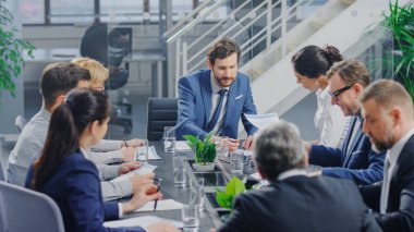 Modern Kurumsal Ofis Toplantı Odasında: Çeşitli İşadamları, Avukatlar, Yöneticiler ve Yönetim Kurulu Üyeleri Konuşuyor, Görüşüyor, Belgeleri Kullanıyor ve Danışma İstatistikleri
