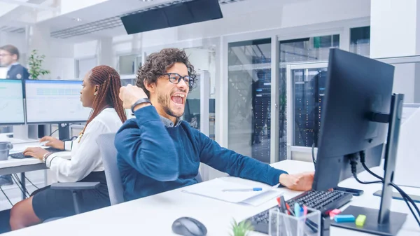 In de Big Busy Corporate Office Portret Shot van een gelukkige vrouwelijke manager zit aan haar bureau en het gebruik van Desktop Computer. Ondernemers en deskundigen die met klanten werken en statistieken analyseren — Stockfoto