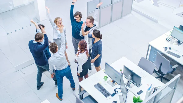 8 명의 성공적 인 사무직 근로자가 팀짓기 운동을 할 때, 손을 모으는 일을 창의성과 공통 원인의 통합의 정신에서 함께 한다. 현대 브라이트 오피스 빌딩의 높은 앵글 샷 — 스톡 사진