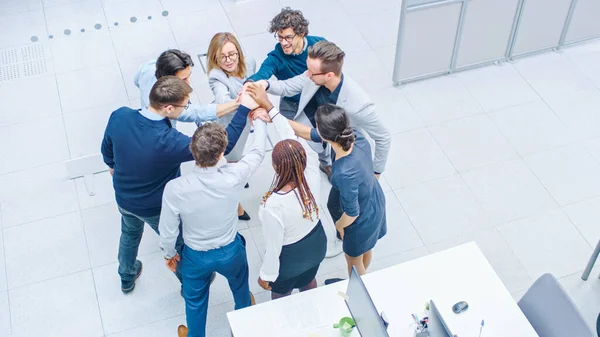 Delapan Pekerja Kantor yang Sukses melakukan Tim Pembangunan Latihan Tangan Bersama-sama dalam Unifying Spirit of Creativity and Common Cause. Sudut Tinggi Ditembak di Modern Bright Office Building — Stok Foto