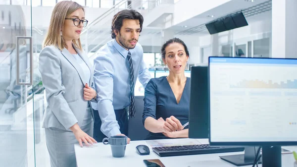 En Bright Modern Office: Office Worker Sitting and Working at Her Desktop Computer, discute la solución de problemas con su jefe de proyecto y jefe de equipo. Jóvenes empresarios Planificación y resolución de problemas — Foto de Stock