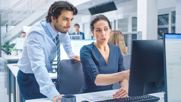 В журнале Busy Corporate Office: Female Manager объясняется задача бизнесвумен, работающей на настольном компьютере. Бизнесмены работают с клиентами, обсуждают и анализируют статистику — стоковое фото