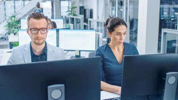 Big Busy Corporate Office mit zwei Reihen aus Geschäftsleuten und Geschäftsfrauen, die an Desktop-Computern arbeiten. Helles Großraumbüro mit Geschäftsleuten und Verkäufern — Stockfoto