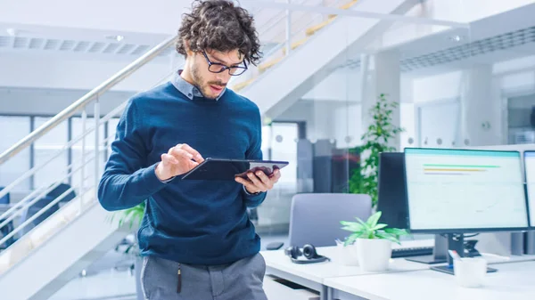 Im hellen modernen Büro: Schöne Büroangestellte, die zu Fuß geht und digitale Tablet-Computer benutzt. Junge Unternehmer planen und lösen Problem. — Stockfoto
