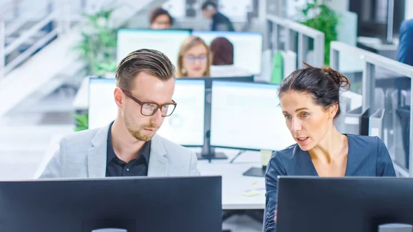 Escritório corporativo ocupado grande com duas fileiras fora empresários e mulheres de negócios que trabalham em computadores desktop. Escritório Espacial Aberto Brilhante com Empresários e Vendedores — Fotografia de Stock