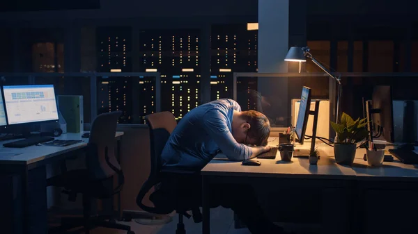 In het kantoor 's nachts, overwerkte kantoormedewerker viel in slaap bij de computer. Moe Frustrated Uitgeput Zakenman viel in slaap op zijn werk — Stockfoto