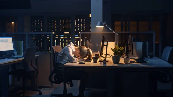 In het kantoor 's nachts, overwerkte vrouwelijke werknemer maakt gebruik van Desktop Computer, maar viel in slaap snel. Moe Frustrated Uitgeput Zakenvrouw valt in slaap op haar werk — Stockfoto