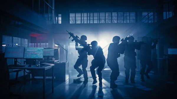 Masked Squad of Armed SWAT Police Officers Storm a Dark Seized Office Building with Desks and Computers. Soldiers with Rifles and Flashlights Move Forwards and Cover Surroundings. — Stock Photo, Image