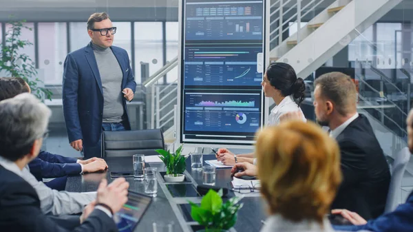 Dans la salle de réunion de l'entreprise : Le directeur créatif utilise le tableau blanc numérique interactif pour la présentation à un conseil d'administration, avocats, investisseurs. L'écran montre les données de croissance de l'entreprise avec un graphique numérique — Photo