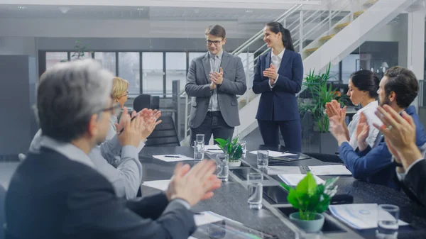 Na Sala de Reuniões do Escritório Corporativo: Dois Jovens e Ambições Lançamento de Criadores Dêem um Discurso a um Grupo de Investidores de Capital de Risco, Empresários Anime e Aplauda no Acordo de Sucesso — Fotografia de Stock