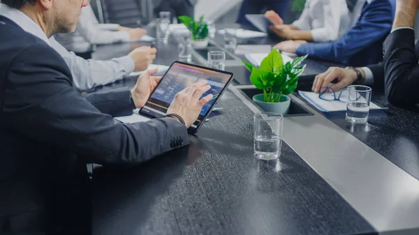 Na Sala de Reuniões Corporativa Close-up nas Mãos do Empresário, Assinando Contrato com o Uso de Computadores de Tablet Digital. Pessoas sentadas na mesa de conferências — Fotografia de Stock