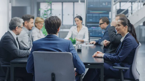 En la Sala de Reuniones de la Oficina Corporativa Moderna: Diverso Grupo de Empresarios, Abogados, Ejecutivos y Miembros de la Junta Directiva Hablando, Negociando y Trabajando en una Estrategia Ganadora. — Foto de Stock