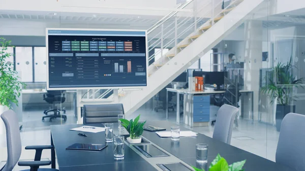 在公司办公室会议室，电视或交互式数字白板在横向模式与未来的公司计划。在大明亮办公室的背景下 — 图库照片