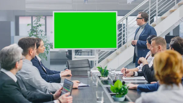 I Bedriftsmøterommet: Kreativ direktør bruker Digital Chroma Key Interactive Whiteboard for presentasjon for et styre av ledere, advokater, investorer. Grønn oppkoplingsskjerm i horisontal modus – stockfoto
