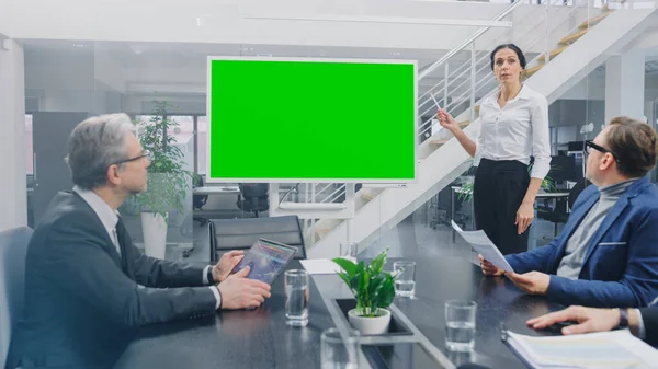 I Corporate Meeting Room: Female Speaker bruker Digital Chroma Key Whiteboard for presentasjon til styret, advokater, investorer. Grønn oppkoplingsskjerm i horisontal modus – stockfoto