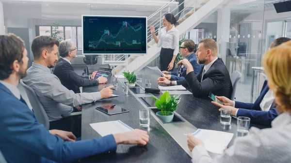 Na Sala de Reuniões Corporativas: Analista usa Whiteboard Interativo Digital para Apresentação a um Conselho de Executivos, Advogados, Investidores. Tela mostra dados de crescimento da empresa com gráficos — Fotografia de Stock