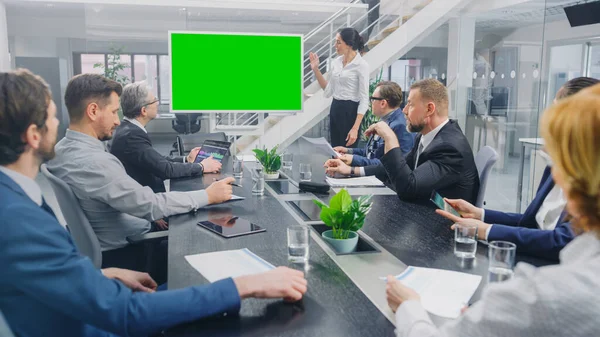 Na Sala de Reuniões Corporativas: Oradora Feminina Utiliza Quadro Interativo Digital Chroma Key para Apresentação a um Conselho de Executivos, Advogados, Investidores. Tela Mock-up verde no modo horizontal — Fotografia de Stock