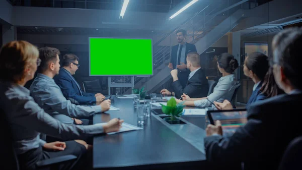 Sent i Bedriftsmøterommet: Direktør Talks and Uses Digital Chroma Key Whiteboard for presentasjon til ledere, investorer. Grønn oppkoplingsskjerm i horisontal modus – stockfoto