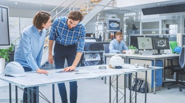 Yoğun Mühendislik Ajansı 'nda: Çeşitli Mühendisler, Teknisyenler, Endüstriyel Motor Prototipi Tasarımı üzerine çalışan Uzmanlar. Profesyoneller konuşur, çizimlerle çalışır, Bilgisayarlar Kullanır