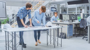 Yoğun Mühendislik Tesisi 'nde çeşitli mühendisler, teknisyenler Endüstriyel Motor Prototipi Tasarımı üzerinde çalışıyor. Uzmanlar toplantılarda konuşur, çizimlerle çalışır, bilgisayarları kullanır