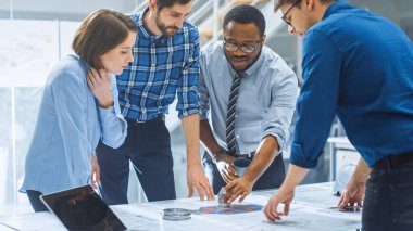 Endüstriyel Mühendislik Tesisinde: Çeşitli Mühendisler, Teknisyenler ve Toplantı, Tartışma, Analiz Motor Tasarımı Teknik Tasarımları