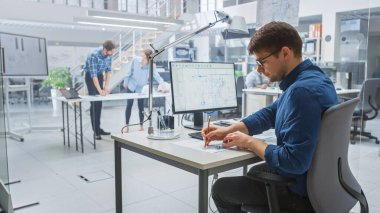 Yoğun Mühendislik Tesisi 'nde çeşitli mühendisler, teknisyenler Endüstriyel Motor Prototipi Tasarımı üzerinde çalışıyor. Uzmanlar toplantılarda konuşur, çizimlerle çalışır, bilgisayarları kullanır