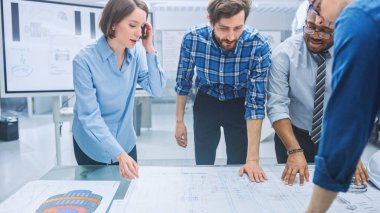 Endüstriyel Mühendislik Tesisinde: Çeşitli Mühendisler ve Teknisyenler, Makine Tasarım Teknik Tasarımları, Tartışma, Analiz Teknolojisi ile Masa Etrafındaki Toplantılar