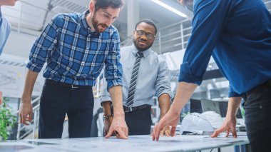 Endüstriyel Mühendislik Tesisi 'nde: Çeşitli Mühendisler ve Teknisyenler Masa Çevresi Çözülen Tabloların Toplanması, Teknik Tasarımlar, Tartışmalar, Analizler