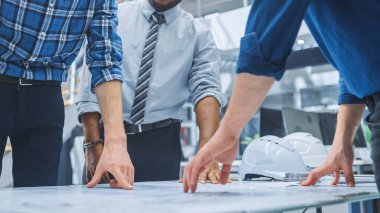 Endüstriyel Mühendislik Tesisi 'nde: Çeşitli Mühendisler ve Teknisyenler Masa Çevresi Çözülen Tabloların Toplanması, Teknik Tasarımlar, Tartışmalar, Analizler