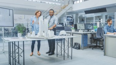 Mimarlık Bürosunda: Mimar ve Mühendis Konuşuyor, Yapı Kompleksi Prototipi Projesi üzerinde çalışıyor, Şehir Modeli ve Bilgisayarları kullanarak 3D CAD yazılımı çalıştırıyor. Konut ya da İş Bölgesi