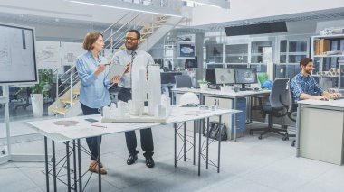 Mimarlık Bürosunda: İnşaat Kompleksi Prototip Projesi üzerinde çalışan Mimarlar ve Mühendisler Ekibi, Şehir Modeli ve Bilgisayarları kullanarak 3D CAD yazılımı çalıştırıyor. Konut ya da İş Bölgesi