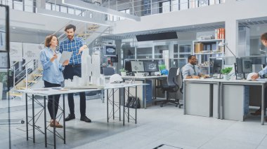 Mimarlık Bürosunda: İnşaat Kompleksi Prototip Projesi üzerinde çalışan Mimarlar ve Mühendisler Ekibi, Şehir Modeli ve Bilgisayarları kullanarak 3D CAD yazılımı çalıştırıyor. Konut ya da İş Bölgesi
