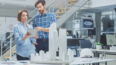Mimarlık Bürosunda: Mimar ve Mühendis Konuşuyor, Yapı Kompleksi Prototipi Projesi üzerinde çalışıyor, Şehir Modeli ve Bilgisayarları kullanarak 3D CAD yazılımı çalıştırıyor. Konut ya da İş Bölgesi