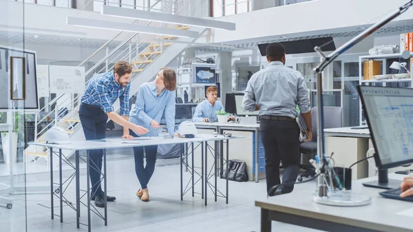 I Busy Engineering Agency: Diverse Group of Engineers, Technicians, Working on Design for Industrial Engine Prototype. Specialister prata under möten, arbeta med ritningar, använda datorer — Stockfoto