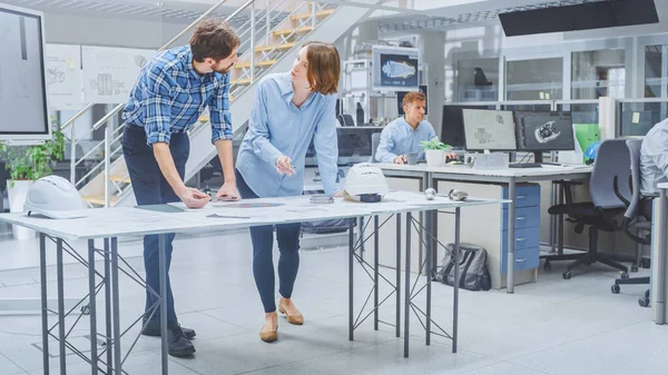 Yoğun Mühendislik Tesisi 'nde çeşitli mühendisler, teknisyenler Endüstriyel Motor Prototipi Tasarımı üzerinde çalışıyor. Uzmanlar toplantılarda konuşur, çizimlerle çalışır, bilgisayarları kullanır