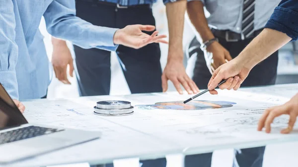 Instalaciones de Ingeniería Industrial: Primer plano sobre las manos del Grupo de Ingenieros, Técnicos y Especialistas en una Reunión, Líneas de Rastreo y Análisis del Diseño del Motor — Foto de Stock