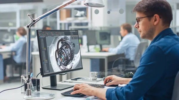 Masaüstü Bilgisayar 'da CAD Yazılım ile çalışan Mühendisin Omuz Çekimi' nde, Ekranda Teknik Ayrıntılar ve Çizimler gösterilir. Endüstriyel Tasarım Uzmanlığı Arkaplan Mühendisliği Tesisinde — Stok fotoğraf