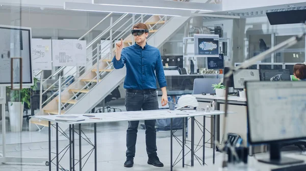 Desarrollador de software de ingeniería que usa auriculares de realidad virtual utiliza gestos para interactuar con la realidad aumentada mientras diseña el modelo de motor industrial en instalaciones modernas. AR Mock-up Concepto —  Fotos de Stock