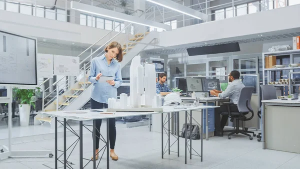 Em Architectural Bureau: Team of Architects and Engineers Working on a Building Complex Prototype Project, Using City Model and Computers Running 3D CAD Software. Residencial ou Distrito de Negócios — Fotografia de Stock