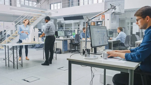 Mimarlık Bürosunda: İnşaat Kompleksi Prototip Projesi üzerinde çalışan Mimarlar ve Mühendisler Ekibi, Şehir Modeli ve Bilgisayarları kullanarak 3D CAD yazılımı çalıştırıyor. Konut ya da İş Bölgesi