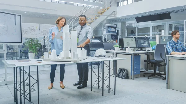 Mimarlık Bürosunda: Mimar ve Mühendis Konuşuyor, Yapı Kompleksi Prototipi Projesi üzerinde çalışıyor, Şehir Modeli ve Bilgisayarları kullanarak 3D CAD yazılımı çalıştırıyor. Konut ya da İş Bölgesi