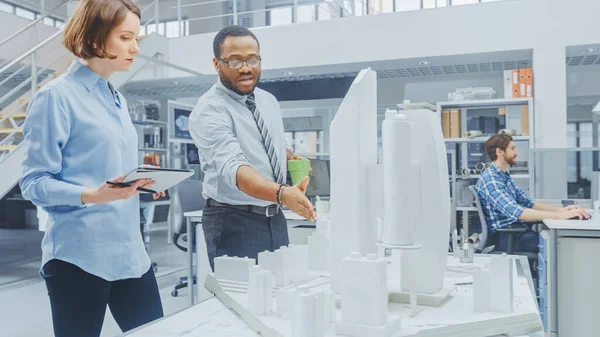 在建筑局：建筑师兼工程师谈天说地，利用城市模型和运行3D CAD软件的计算机进行建筑复杂原型项目的工作。住宅区或商业区 — 图库照片
