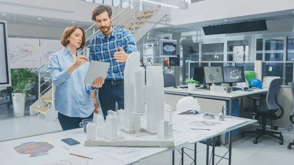 Em Architectural Bureau: Architect and Engineer Talking, Using Digital Tablet Computer, Working on a Building Complex Prototype Project, Using City Model and Computers Running 3D CAD Software — Fotografia de Stock