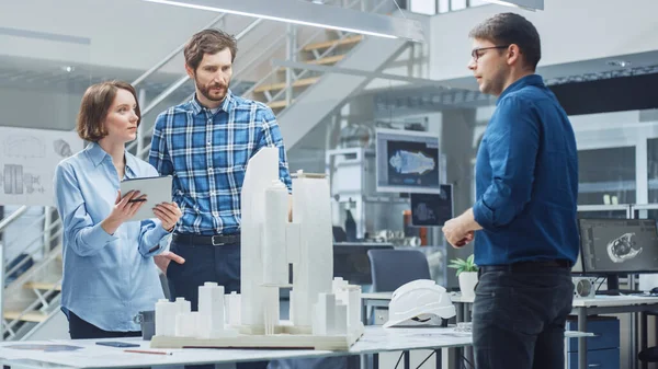 Mimarlık Bürosunda: İnşaat Kompleksi Prototip Projesi üzerinde çalışan Mimarlar ve Mühendisler Ekibi, Şehir Modeli ve Bilgisayarları kullanarak 3D CAD yazılımı çalıştırıyor. Konut ya da İş Bölgesi