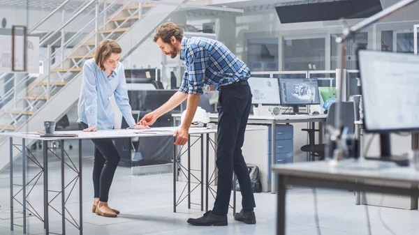 Nello Studio di Ingegneria Industriale: Architetto donna stampa bozze di prototipo di motore industriale e li porta a capo ingegnere, iniziare la discussione e l'analisi utilizzando tavolo conferenze. — Foto Stock