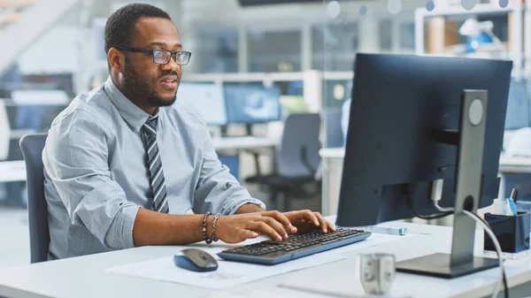 Na Instalação de Engenharia Industrial: Retrato do Engenheiro Masculino Inteligente e Bonito Trabalhando no Computador Desktop. — Fotografia de Stock