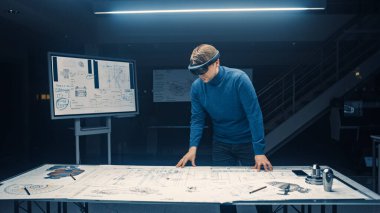 Sanal Gerçeklik Kulaklığı Giyen Yazılım Geliştirme Mühendisi Geliştirilmiş Gerçeklikteki Bileşenleri Yönlendirir ve Yönlendirir. Mühendislik Tesisi 'nin Motor ve Araba Konsepti Planlı Masası Var